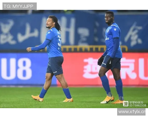 西涅在社交媒体上秀出搞怪视频,引发球迷热议 西涅在社交媒体上秀出搞怪视频,引发球迷热议