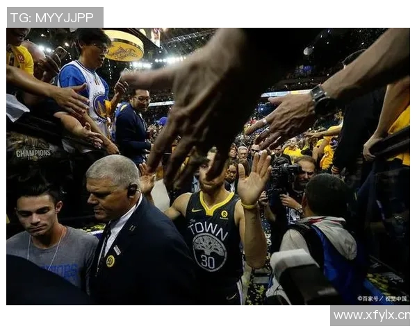 湖人勇士激战11月30日NBA赛场巅峰对决引发球迷热议 湖人勇士激战11月30日NBA赛场巅峰对决引发球迷热议